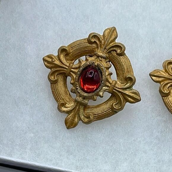 Vintage Fleur de lis gold tone metal red glass clip earrings. - Picture 3 of 7